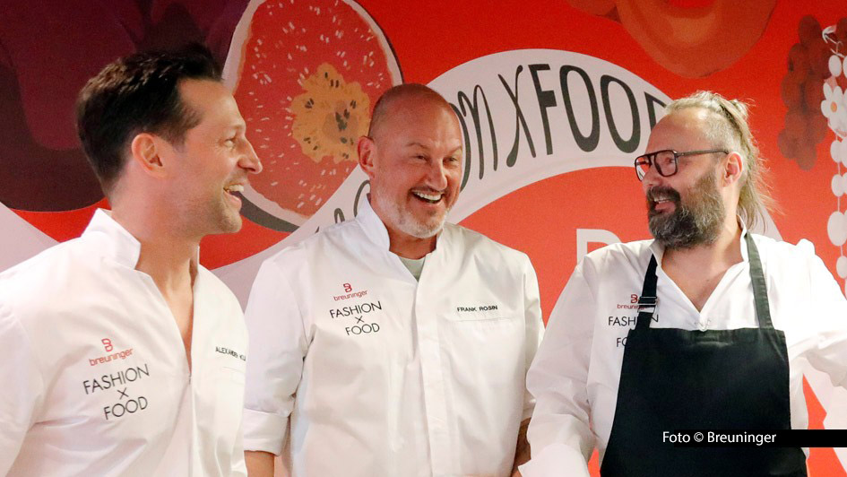 Gute Laune und gutes Essen. Die Sterneköche Alexander Kumptner, Frank Rosin und Mario Lohninger gehörten zu den Stargästen, die beim Event „Fashion x Food“ in Stuttgart kulinarische Highlights setzten. Mit dabei waren u.a. auch Alina Meissner-Bebrout, The Duc Ngo und Ali Güngörmüs. (Foto: © Breuninger)