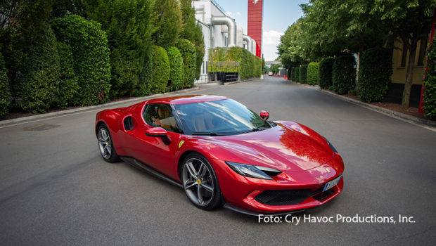 Am 6. September kehrt bei National Geographic die Dokuserie „Faszination Supercars“ mit neuen Folgen zurück. In der zweiten Staffel dreht sich alles um die Zukunft berühmter Luxusmarken. Auch in diesem Segment setzt die Automobilbranche zunehmend auf umweltfreundliche Technologien. (Foto: Cry Havoc Productions, Inc.)