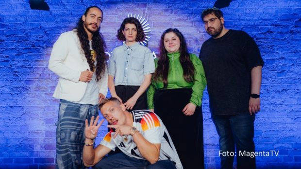 Die erste von insgesamt vier Ausgaben der Comedy-Mix-Show „Felix Lobrecht präsentiert: Comedy Halbzeit“ startet am 24. Juni bei MagentaTV. Der Gastgeber begrüßt zum Auftakt Masud Akbarzadeh, Filiz Tasdan, Rebecca Pap und Kinan Al. (Foto: MagentaTV)
