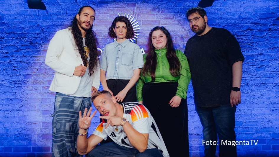 Die erste von insgesamt vier Ausgaben der Comedy-Mix-Show „Felix Lobrecht präsentiert: Comedy Halbzeit“ startet am 24. Juni bei MagentaTV. Der Gastgeber begrüßt zum Auftakt Masud Akbarzadeh, Filiz Tasdan, Rebecca Pap und Kinan Al. (Foto: MagentaTV)