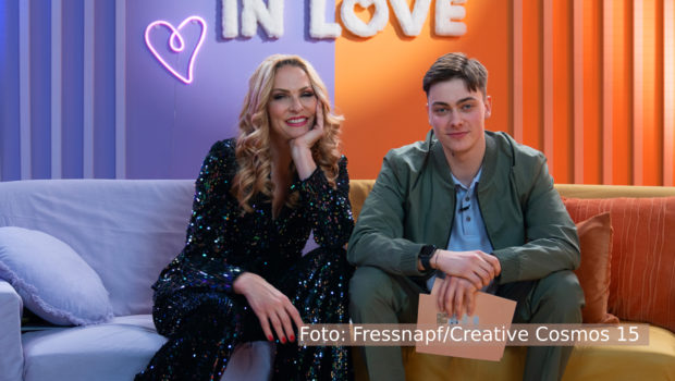 Moderatorin Sonya Kraus und Podcaster Leon Pelz sind im Auftrag von Fressnapf auf der Suche nach einem neuen Zuhause für Hunde aus dem Tierheim. In ihrer neuen Youtube-Show „Fell in Love“ wird zum Wohl der Hunde einmal der Spieß umgedreht: Nicht die Hunde bewerben sich für die Menschen, sondern die Menschen für die Hunde. (Foto: Fressnapf/Creative Cosmos 15)
