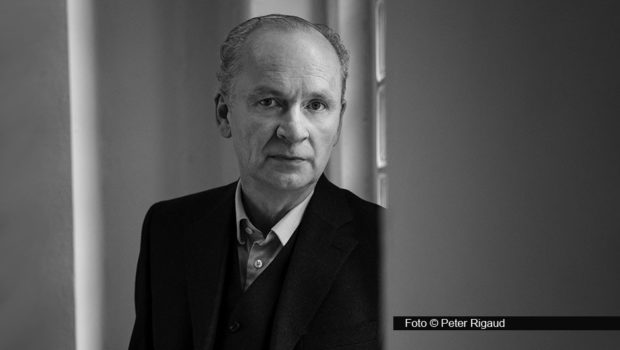 Gerade ist Ferdinand von Schirachs Kinderbuch „Alexander“ erschienen. Darüber und über Recht und Gerechtigkeit spricht der Bestsellerautor am 27. Februar in der Radio Bremen-Talkshow „3nach9“. Außerdem zu Gast: Autorenkollegin Ildikó von Kürthy, Spitzenkoch Ali Güngörmüş u.a. (Foto © Peter Rigaud)