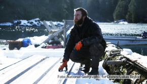 Die siebte Staffel der Doku-Serie „Fernab des Gesetzes“ startet am 15. Juli um 21:00 Uhr bei National Geographic. Immer montags begleitet die Serie die Bewohner der Siedlung Port Protection in Alaska durch ein neues Kapitel voller Herausforderungen und Abenteuer. (Foto: National Geographic for Disney/Lukas Taylor)