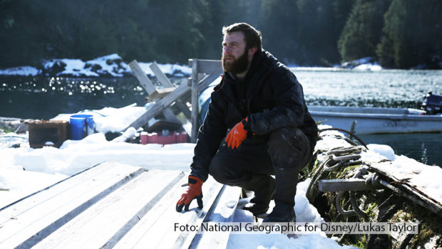 Die siebte Staffel der Doku-Serie „Fernab des Gesetzes“ startet am 15. Juli um 21:00 Uhr bei National Geographic. Immer montags begleitet die Serie die Bewohner der Siedlung Port Protection in Alaska durch ein neues Kapitel voller Herausforderungen und Abenteuer. (Foto: National Geographic for Disney/Lukas Taylor)