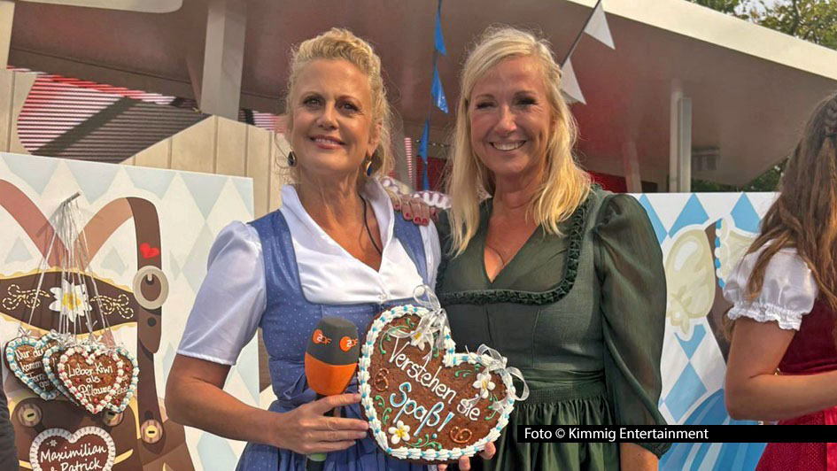 Bei der Oktoberfest-Ausgabe des „ZDF-Fernsehgartens“ wunderte sich Gastgeberin Andrea Kiewel über Lebkuchenherzen mit so gar nicht freundlichen Aufschriften. Dahinter steckte „Verstehen Sie Spaß?“-Moderatorin Barbara Schöneberger, die sich heimlich in die Sendung eingeschlichen hatte. Foto-Kimmig-Entertainment
