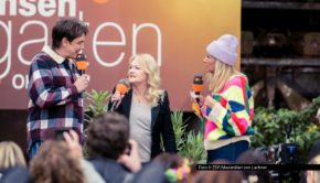 Am Sonntag, den 12. Oktober dreht der „Fernsehgarten“ des ZDF seine letzte Runde des Jahres. Zur „on Tour“-Ausgabe im Saarland begrüßt Moderatorin Andrea Kiewel ihre Gäste vor der beeindruckenden Kulisse des Weltkulturerbes Völklinger Hütte. Mit dabei sind u.a. Comedian Matze Knop und Schlagerstar Nicole. Foto © ZDF/Maximilian von Lachner
