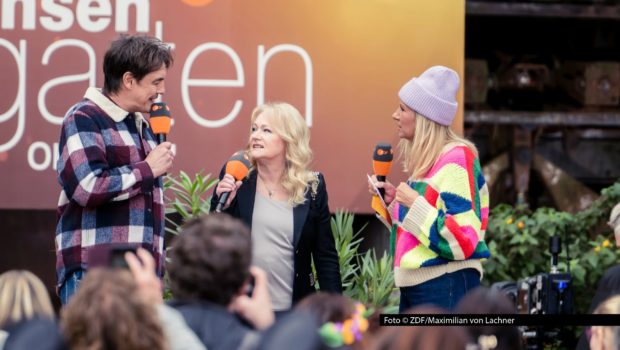Am Sonntag, den 12. Oktober dreht der „Fernsehgarten“ des ZDF seine letzte Runde des Jahres. Zur „on Tour“-Ausgabe im Saarland begrüßt Moderatorin Andrea Kiewel ihre Gäste vor der beeindruckenden Kulisse des Weltkulturerbes Völklinger Hütte. Mit dabei sind u.a. Comedian Matze Knop und Schlagerstar Nicole. Foto © ZDF/Maximilian von Lachner