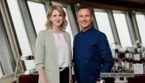 In luftiger Höhe gibt’s in Berlin ab dem Frühjahr 2025 kulinarische Spezialitäten von Tim Raue. Der Zwei-Sterne-Koch und Anja Nitsch, die Geschäftsführerin des Berliner Fernsehturms, gaben jetzt ihre künftige Zusammenarbeit im Drehrestaurant „Sphere“ bekannt. (Foto: Nils Hasenau)