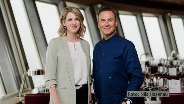 In luftiger Höhe gibt’s in Berlin ab dem Frühjahr 2025 kulinarische Spezialitäten von Tim Raue. Der Zwei-Sterne-Koch und Anja Nitsch, die Geschäftsführerin des Berliner Fernsehturms, gaben jetzt ihre künftige Zusammenarbeit im Drehrestaurant „Sphere“ bekannt. (Foto: Nils Hasenau)