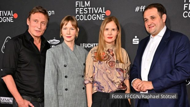 Bei den Film Festival Cologne Awards, zu denen NRW-Medienminister Nathanael Liminski die Eröffnungsrede hielt, wurden am 26. Oktober fünf Auszeichnungen vergeben – u.a. an Schauspieler Oliver Masucci und Filmemacherin Justine Triet. Überraschungsgast Sandra Hüller hielt eine Laudatio. (Foto: FFCGN/Raphael Stötzel)