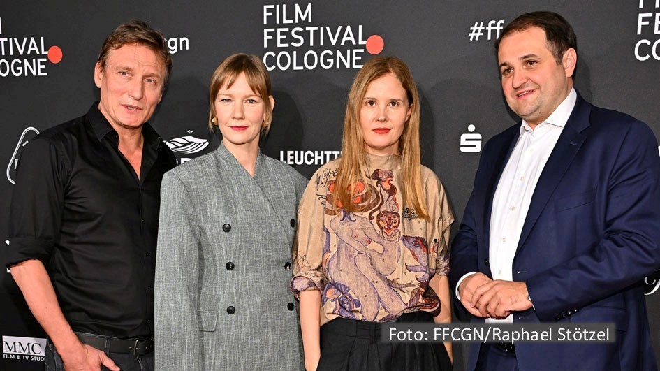 Bei den Film Festival Cologne Awards, zu denen NRW-Medienminister Nathanael Liminski die Eröffnungsrede hielt, wurden am 26. Oktober fünf Auszeichnungen vergeben – u.a. an Schauspieler Oliver Masucci und Filmemacherin Justine Triet. Überraschungsgast Sandra Hüller hielt eine Laudatio. (Foto: FFCGN/Raphael Stötzel)