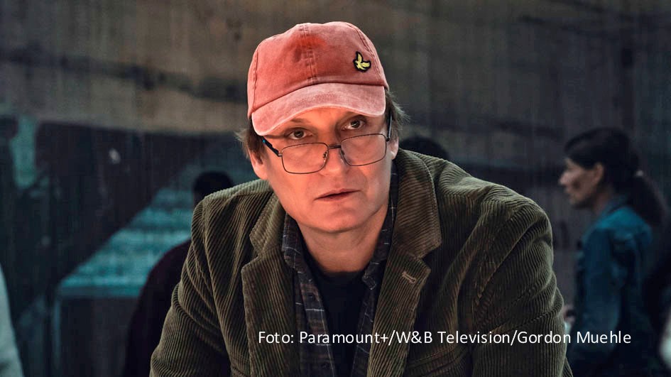 Das Programm für das 33. Film Festival Cologne, das ab dem 19. Oktober stattfindet, wurde jetzt vorgestellt. Auch die ersten Preisträger sind bekannt. Darunter ist auch Oliver Masucci, der im Festivalprogramm in der Paramount+-Serie „Eine Billion Dollar“ zu sehen ist. (Foto: Paramount+/W&B Television/Gordon Muehle)