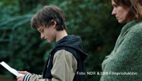 Als Eröffnungsfilm des diesjährigen Filmfests Hamburg läuft „Wir sind dann wohl die Angehörigen“ mit Claude Heinrich und Adina Vetter. Filmemacher Hans-Christian Schmid zeichnet darin die Entführung des Publizisten Jan Philipp Reemtsma aus der Sicht von dessen Sohn nach. (Foto: NDR/23/5 Filmproduktion)