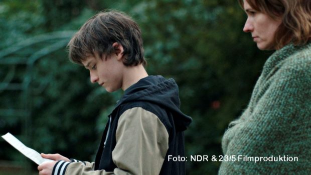 Als Eröffnungsfilm des diesjährigen Filmfests Hamburg läuft „Wir sind dann wohl die Angehörigen“ mit Claude Heinrich und Adina Vetter. Filmemacher Hans-Christian Schmid zeichnet darin die Entführung des Publizisten Jan Philipp Reemtsma aus der Sicht von dessen Sohn nach. (Foto: NDR/23/5 Filmproduktion)