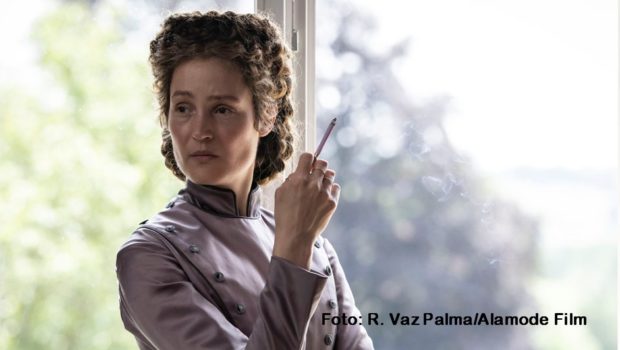 Der Historienfilm „Corsage“ mit Vicky Krieps als Kaiserin Elisabeth von Österreich markiert am heutigen 23. Juni den offiziellen Auftakt zum 39. Filmfest München. An den insgesamt zehn Festivaltagen in der Isarmetropole werden 120 Filme aus 52 Ländern gezeigt. (Foto: R. Vaz Palma/Alamode Film)