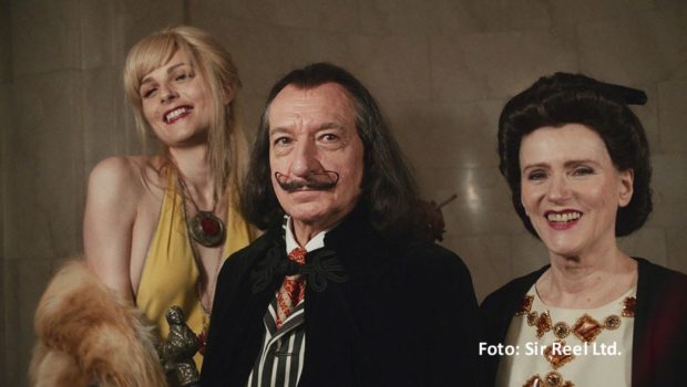 Zum 40. Mal findet das Filmfest München statt. Einer der Ehrengäste ist Schauspielerin Barbara Sukowa, die mit dem „CineMerit Award“ ausgezeichnet wird. Zudem feiert das Künstler-Biopic „Dalíland“ seine Deutschlandpremiere, in dem Sukowa mit u.a. Ben Kingsley und Andreja Pejić zu sehen ist. (Foto: Sir Reel Ltd.)