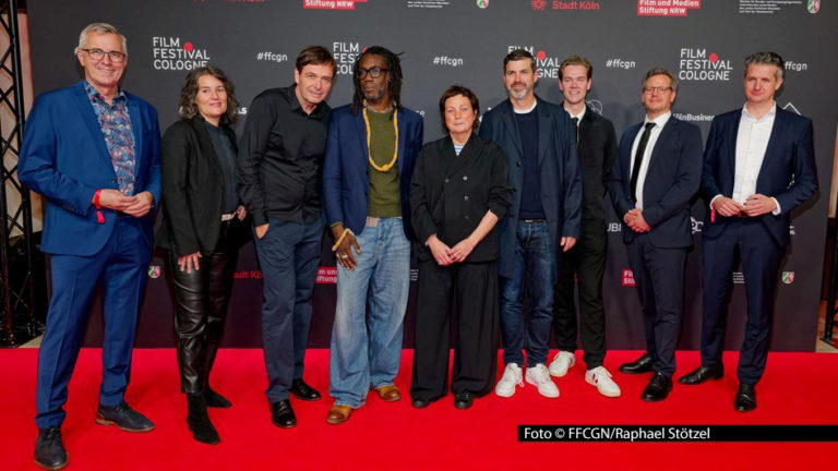 Im Kölner Filmpalast begrüßten Festivaldirektorin Martina Richter und Staatssekretär Bernd Schulte am 9. Oktober die geladenen Gäste zur Eröffnung des 35. Film Festival Cologne. Gezeigt wurde das Drama „Gavagai“ – in Anwesenheit von Regisseur Ulrich Köhler, Hauptdarsteller Jean-Christophe Folly und Produzent Ingmar Trost. Foto © FFCGN/Raphael Stözel