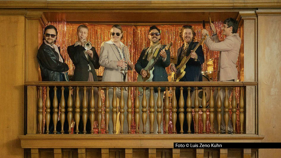 Am Abend des 22. September hat die 25. Ausgabe der Filmkunstmesse Leipzig begonnen. Als Eröffnungsfilm für das Publikum stand Julius Grimms schräge Komödie „Zweigstelle“ auf dem Programm, in der u.a. auch die Band Roy Bianco & Die Abbrunzati Boys aufspielt.Foto_Luis-Zeno-Kuhn