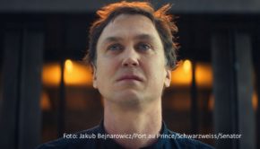 Mit neun Nominierungen, darunter eine für Hauptdarsteller Lars Eidinger, geht „Sterben“, als Top-Favorit in die 74. Verleihung des Deutschen Filmpreises, die am 3. Mai in Berlin stattfindet. Filmemacher Matthias Glasner war mit dem Drama schon bei der Berlinale erfolgreich gewesen. (Foto: Jakub Bejnarowicz/Port au Prince/Schwarzweiss/Senator)