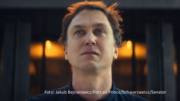 Mit neun Nominierungen, darunter eine für Hauptdarsteller Lars Eidinger, geht „Sterben“, als Top-Favorit in die 74. Verleihung des Deutschen Filmpreises, die am 3. Mai in Berlin stattfindet. Filmemacher Matthias Glasner war mit dem Drama schon bei der Berlinale erfolgreich gewesen. (Foto: Jakub Bejnarowicz/Port au Prince/Schwarzweiss/Senator)