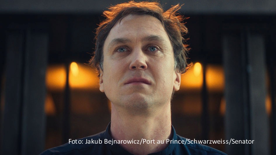Mit neun Nominierungen, darunter eine für Hauptdarsteller Lars Eidinger, geht „Sterben“, als Top-Favorit in die 74. Verleihung des Deutschen Filmpreises, die am 3. Mai in Berlin stattfindet. Filmemacher Matthias Glasner war mit dem Drama schon bei der Berlinale erfolgreich gewesen. (Foto: Jakub Bejnarowicz/Port au Prince/Schwarzweiss/Senator)