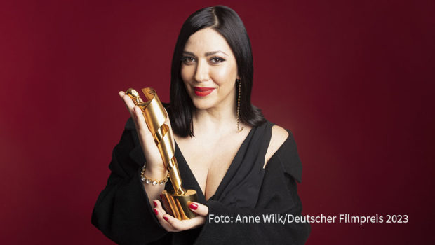 Die Schauspielerin und Musikerin Jasmin Shakeri moderiert die Lola-Verleihung 2023. Katja von Garnier und Vartan Bassil übernehmen die künstlerische Leitung. Live übertragen wird die Show am 12. Mai in der ZDF-Mediathek. (Foto: Anne Wilk/Deutscher Filmpreis 2023)