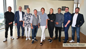 Am kommenden Wochenende beginnt in Köln die dritte Ausgabe der Fine Food Days Cologne. Heute stellten die Organisatoren das Programm und zwei Preisträger vor. Demnach wird Eric Menchon Koch des Jahres. Werner Näkel erhält den Preis für sein Lebenswerk. Als Botschafterin der FFDC war auch TV-Moderatorin Bettina Böttinger mit dabei. (Foto: Raphael Stötzel)