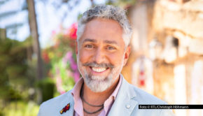 Auch am 7. April lädt Gastgeber Roland Trettl mit seinem Team wieder ins „First Dates Hotel“ bei Vox ein. Einmal mehr geht’s darum, Singles aus den unterschiedlichsten Altersgruppen zu einem unvergesslichen Liebesurlaub unter der Sonne Mallorcas zu verhelfen. (Foto: © RTL/Christoph Höhmann)