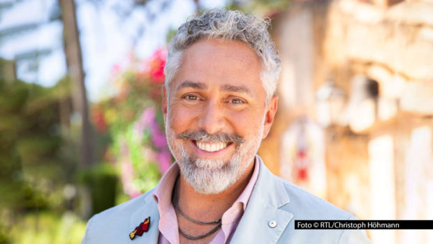 Auch am 7. April lädt Gastgeber Roland Trettl mit seinem Team wieder ins „First Dates Hotel“ bei Vox ein. Einmal mehr geht’s darum, Singles aus den unterschiedlichsten Altersgruppen zu einem unvergesslichen Liebesurlaub unter der Sonne Mallorcas zu verhelfen. (Foto: © RTL/Christoph Höhmann)