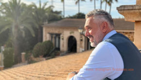 Heute Abend zeigt Vox ab 20:15 Uhr eine neue Ausgabe von „First Dates Hotels“. Gastgeber Roland Trettl, der seit heute außerdem als neues Testimonial in den Werbespots der Pralinenmarke „Edle Tropfen“ zu sehen ist, begrüßt wieder Singles auf der Suche nach der großen Liebe. (Foto: Instagram firstdates.vox)