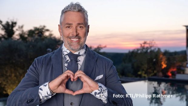 Am heutigen 6. März geht‘s im „First Dates Hotel“ auf Mallorca wieder in Sachen Liebe weiter. Ab 20:15 Uhr begrüßt Gastgeber Roland Trettl wieder Singles aus ganz Deutschland, um ihnen ein besonderes Blind-Date zu ermöglichen. (Foto: RTL/Philipp Rathmer)