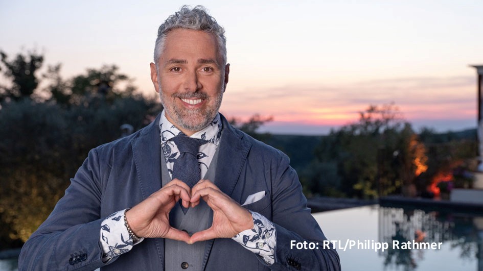 Am heutigen 6. März geht‘s im „First Dates Hotel“ auf Mallorca wieder in Sachen Liebe weiter. Ab 20:15 Uhr begrüßt Gastgeber Roland Trettl wieder Singles aus ganz Deutschland, um ihnen ein besonderes Blind-Date zu ermöglichen. (Foto: RTL/Philipp Rathmer)
