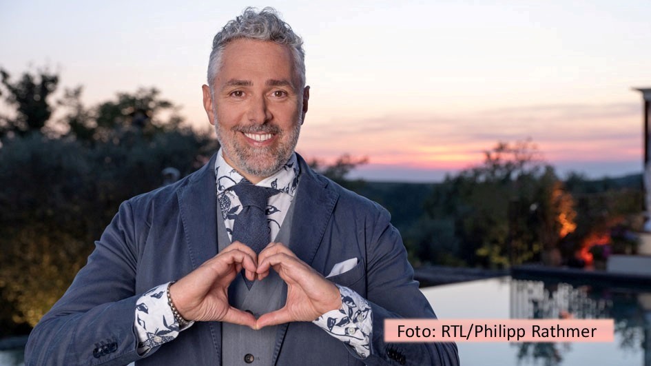 Starkoch Roland Trettl wird auch 2024 wieder zum Gastgeber im „First Dates Hotel“ in der Vox-Primetime. Wie der Sender nun bekannt gab, geht die fünfte Staffel des Docutainment-Formats am 5. Februar an den Start. Insgesamt acht Folgen laufen dann jeweils am Montagabend. (Foto: RTL/Philipp Rathmer)