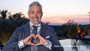 Am neuen Schauplatz auf Mallorca lädt Roland Trettl ab dem 6. Februar ins „First Dates Hotel“ ein. Vox zeigt jeweils die vierte Staffel der Dating-Doku mit insgesamt acht neuen Folgen. (Foto: RTL/Philipp Rathmer)