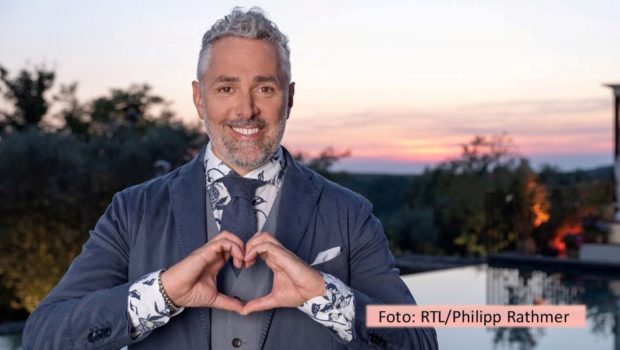 Spitzenkoch und Dating-Spezialist Roland Trettl bescherte Vox am Montag mit der zweiten Promi-Ausgabe von „First Dates“ einen Quotenerfolg mit 8,7 Prozent Marktanteil bei den 14- bis 49-Jährigen. Nun steht bereits die fünfte Staffel des Ablegers „First Dates Hotel“ in den Startlöchern. (Foto: RTL/Philipp Rathmer)