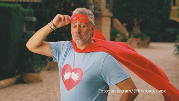 Als Gastgeber im „First Dates Hotel“ bei Vox legt Roland Trettl größten Wert auf eine Dating-Wohlfühlatmosphäre. Außerdem ist er auch für jeden Spaß zu haben. Schon vor dem großen Finale am 25. März steht überdies fest, dass es im kommenden Jahr mit Staffel 6 weitergeht. (Foto: Instagram/@first.dates.vox)