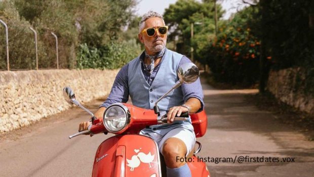 Roland Trettl macht als Gastgeber im „First Dates Hotel“ auch am 4. März bei Vox wieder eine gute Figur. Im Dating-Feriendomizil gilt es einmal mehr, eine Reihe von Herausforderungen zu meistern: vom dringend benötigten Nutella-Brot bis hin zur sportlichen Hula-Hoop-Einlage. (Foto: Instagram/@firstdates.vox)