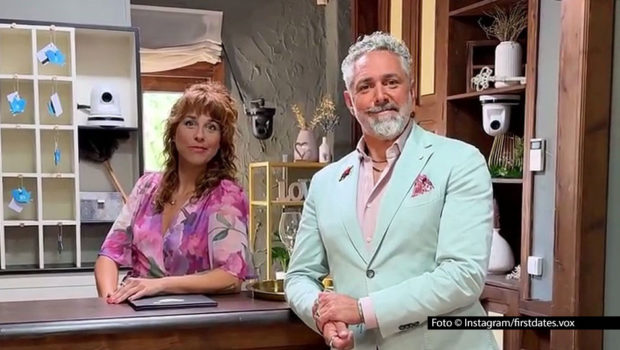 Die sechste Staffel von „First Dates Hotel“ geht am 14. April bei Vox zu Ende. Auch in der vorerst letzten Folge bieten Gastgeber Roland Trettl und Rezeptionistin Aline noch einmal alles auf, um den Singles im Urlaubsdomizil auf Mallorca eine erfolgreiche Partnersuche zu ermöglichen. (Foto © Instagram/firstdates.vox)