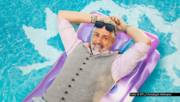 Am 24. März beginnt eine neue Staffel von „First Dates Hotel“. Bei Roland Trettl und seinem Team checken erneut Singles ein, die auf der Suche nach der großen Liebe sind. Passend zur Sendung ist der Podcast „Date Night Talk“ gestartet. Darin geben Nic Shanker und Mariella D’Auria u.a. exklusive Einblicke hinter die „First Dates“-Kulissen. Foto © RTL/Christoph Hömann