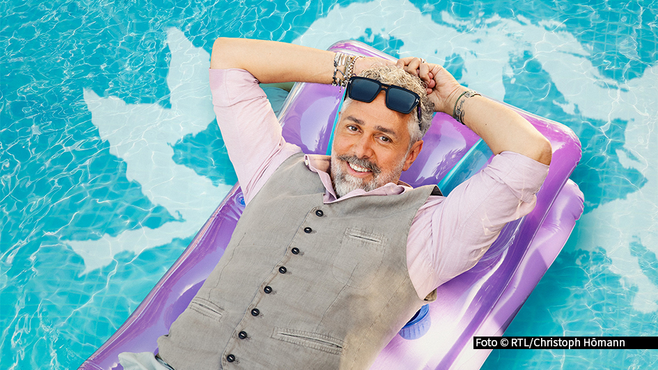 Am 24. März beginnt eine neue Staffel von „First Dates Hotel“. Bei Roland Trettl und seinem Team checken erneut Singles ein, die auf der Suche nach der großen Liebe sind. Passend zur Sendung ist der Podcast „Date Night Talk“ gestartet. Darin geben Nic Shanker und Mariella D’Auria u.a. exklusive Einblicke hinter die „First Dates“-Kulissen. Foto © RTL/Christoph Hömann