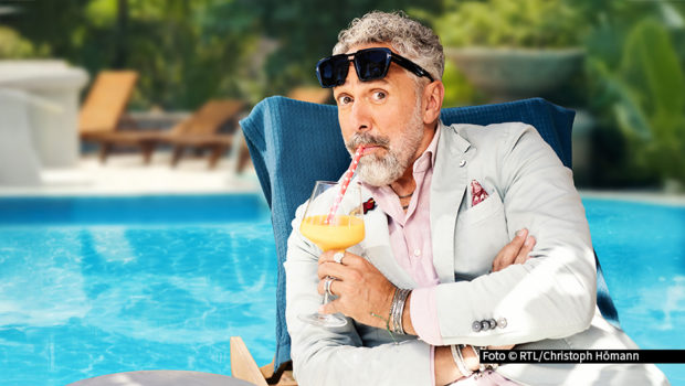 In der vierten Folge von „First Dates Hotel“ hilft Roland Trettl mit seinem Team elf neuen Singles, unter der Sonne Mallorcas die große Liebe zu finden. Wenn es beim Blind Date funkt, steht einem zweiten Treffen nichts im Weg. Zu sehen gibt’s die Folge in der Primetime am 17. März auf Vox. Foto © RTL/ Christoph Hömann