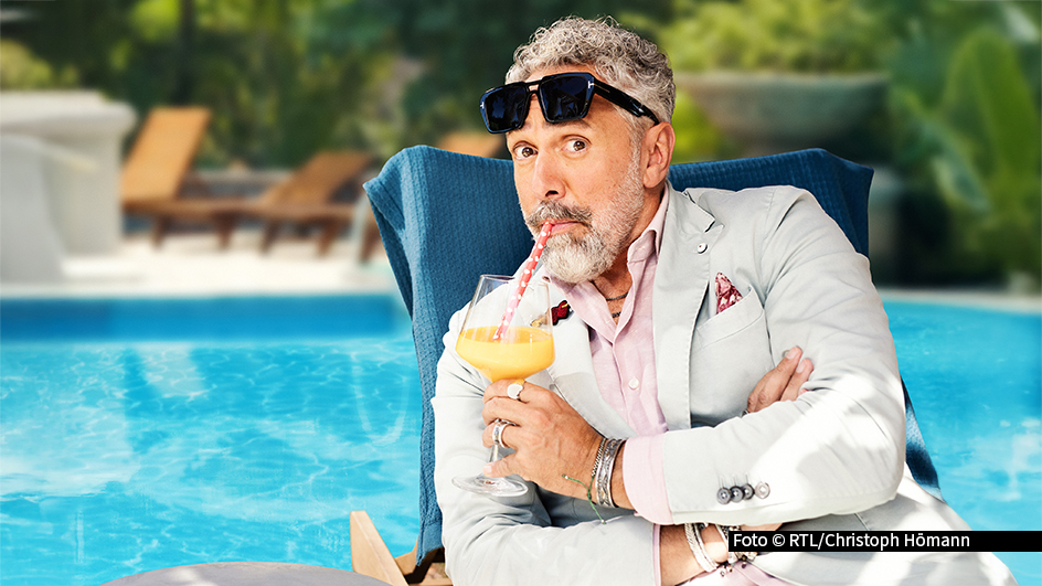 In der vierten Folge von „First Dates Hotel“ hilft Roland Trettl mit seinem Team elf neuen Singles, unter der Sonne Mallorcas die große Liebe zu finden. Wenn es beim Blind Date funkt, steht einem zweiten Treffen nichts im Weg. Zu sehen gibt’s die Folge in der Primetime am 17. März auf Vox. Foto © RTL/ Christoph Hömann
