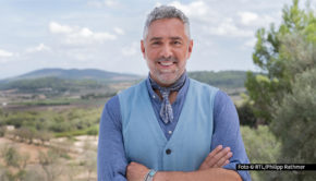 Die Vox-Show „First Dates Hotel“ startet ab Montag, den 24. Februar, um 20:15 Uhr in eine neue Staffel auf der Urlaubsinsel Mallorca. Gastgeber und Spitzengastronom Roland Trettl gibt vorab auf Social Media exklusive Einblicke hinter die Kulissen.RTL_Philipp-Rathmer-