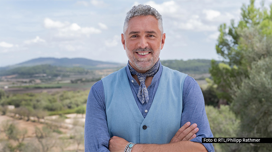 Die Vox-Show „First Dates Hotel“ startet ab Montag, den 24. Februar, um 20:15 Uhr in eine neue Staffel auf der Urlaubsinsel Mallorca. Gastgeber und Spitzengastronom Roland Trettl gibt vorab auf Social Media exklusive Einblicke hinter die Kulissen.RTL_Philipp-Rathmer-