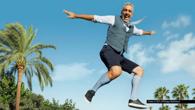 Am 10. März zeigt Vox eine neue Folge von „First Dates Hotel“. Gastgeber und TV-Koch Roland Trettl begrüßt wieder neue Singles, die sich auf außergewöhnliche Liebesabenteuer einlassen. Für die anderen Hotelbewohner geht es derweil schon auf das zweite Date. Foto: © RTL/Philipp Rathmer