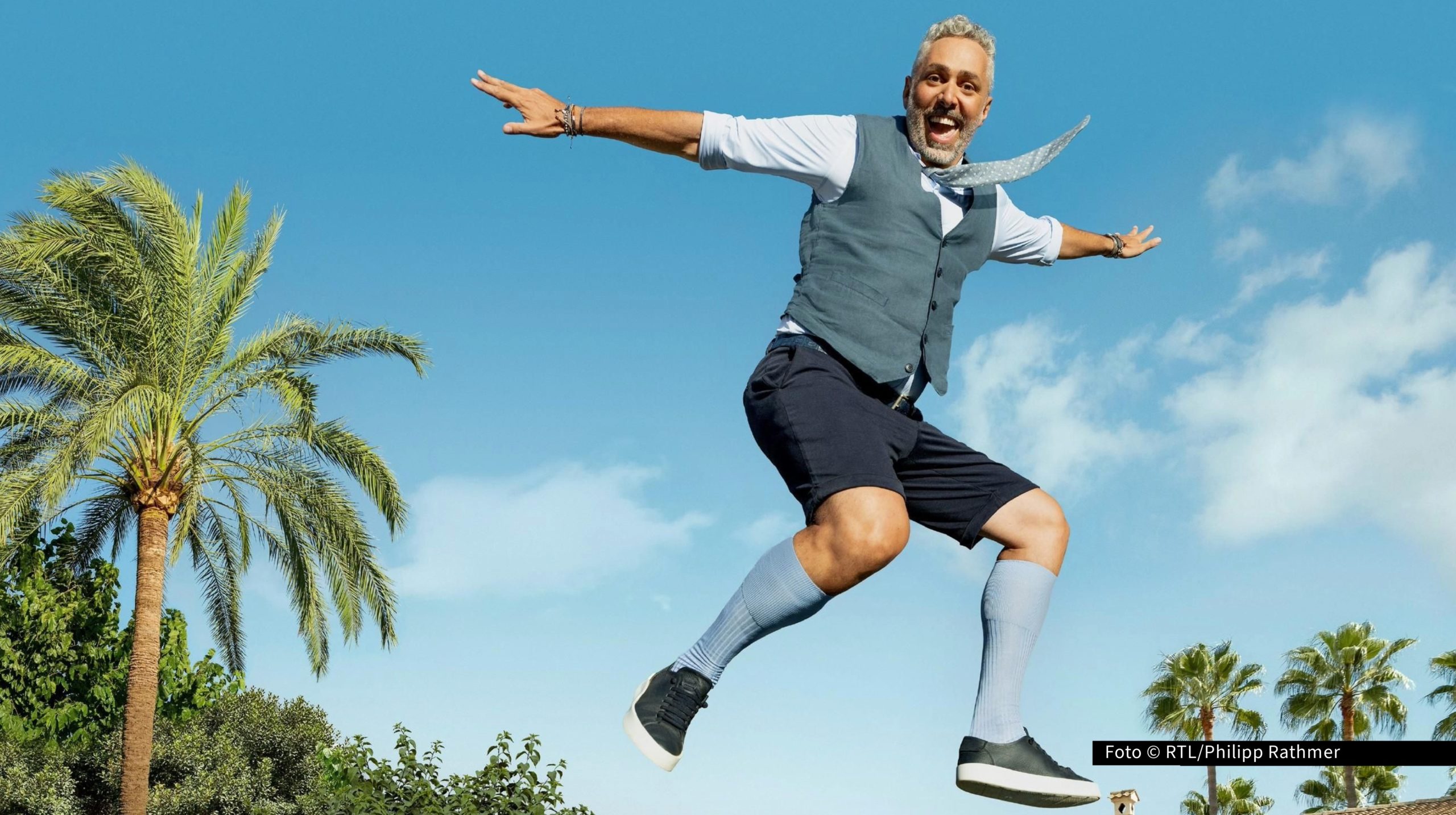 Am 10. März zeigt Vox eine neue Folge von „First Dates Hotel“. Gastgeber und TV-Koch Roland Trettl begrüßt wieder neue Singles, die sich auf außergewöhnliche Liebesabenteuer einlassen. Für die anderen Hotelbewohner geht es derweil schon auf das zweite Date. Foto: © RTL/Philipp Rathmer
