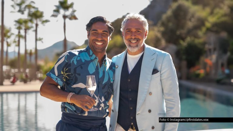 Gastgeber Roland Trettl und Cocktail-Spezialist Nic Shanker haben die Geschehnisse im „First Dates Hotel" immer genau im Blick. Während vier neue Singles am 11. Mai ihr Abenteuer in der Vox-Dating-Doku beginnen, warten die bereits eingecheckten Gäste gespannt auf ihre Second Dates.Foto © Instagram/@firstdates.vox