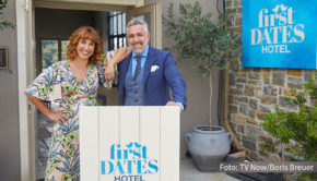 Am 20. März öffnet das „First Dates Hotel“ bei Vox wieder seine Türen für Singles auf Liebessuche. Gastgeber Roland Trettl und Rezeptionistin Aline Marie Rademacher begrüßen ab 20:15 Uhr wieder einige Neuankömmlinge und stehen ihnen mit Rat und Tat zur Seite. (Foto: TV Now/Boris Breuer)
