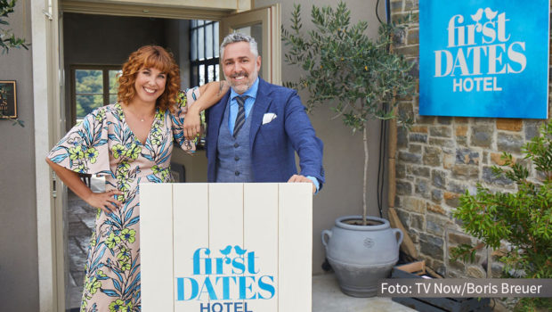Am 20. März öffnet das „First Dates Hotel“ bei Vox wieder seine Türen für Singles auf Liebessuche. Gastgeber Roland Trettl und Rezeptionistin Aline Marie Rademacher begrüßen ab 20:15 Uhr wieder einige Neuankömmlinge und stehen ihnen mit Rat und Tat zur Seite. (Foto: TV Now/Boris Breuer)