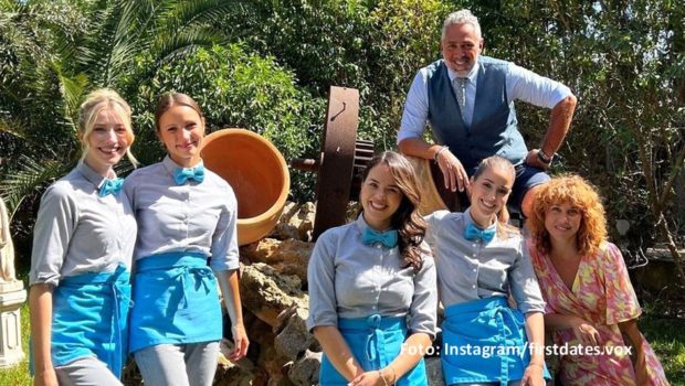 Im „First Dates Hotel“ ist für Team um Gastgeber Roland Trettl am 20. Februar wieder ein volles Programm angesagt. Vox strahlt Folge 3 der aktuellen Staffel der Dating-Doku aus. Dabei gibt’s für zwei Singles u.a. ein Date in luftigen Höhen. (Foto: Instagram/firstdates.vox)